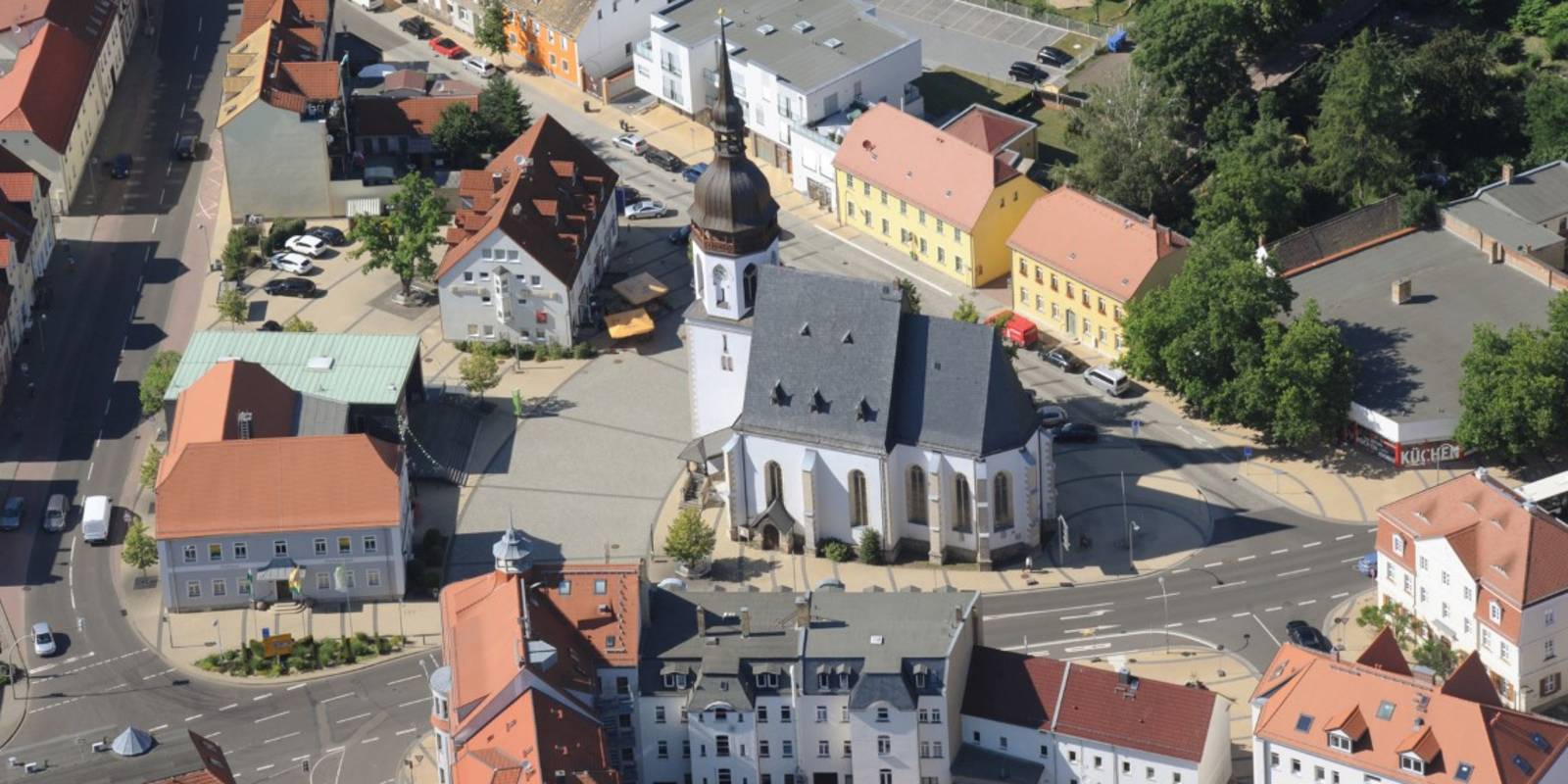 Blick auf das Zentrum von Markranstädt mit der Kirche St. Laurentius und dem Bürgerrathaus