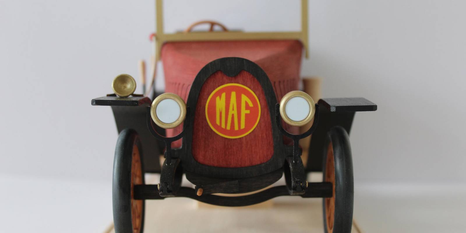 MAF Typ F5, originalgetreues Markranstädt Automobilfabrik-Modell aus Holz für 74 Euro