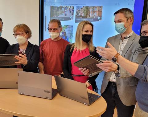 Bürgermeisterin Nadine Stitterich und IT-Administrator Heiko Rillich über geben die Geräte an Schulleitung von Oberschule und Gymnasium.